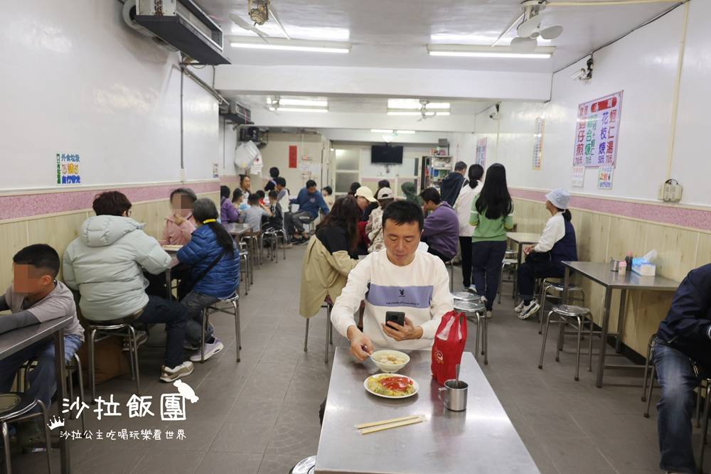 在地人吃的蚵仔煎，兩口鍋齊開還是等！