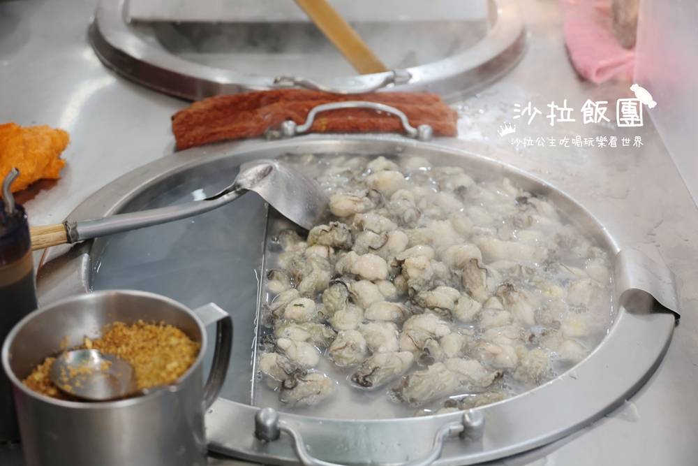 在地人吃的蚵仔煎，兩口鍋齊開還是等！