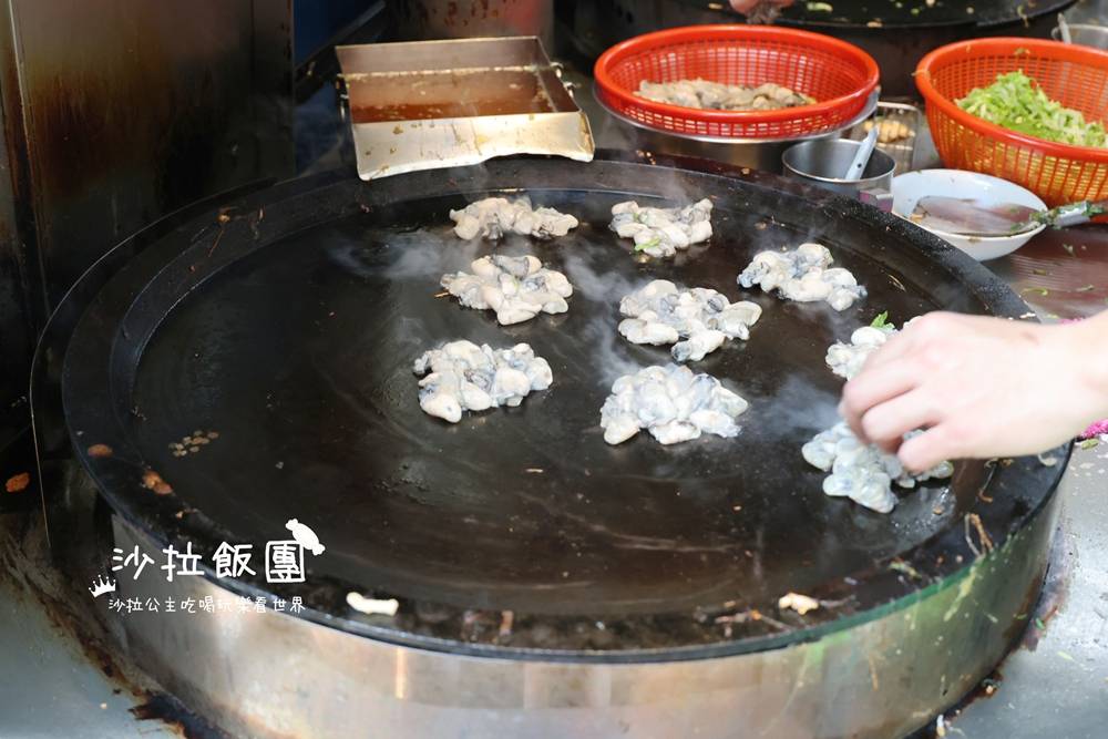 在地人吃的蚵仔煎，兩口鍋齊開還是等！