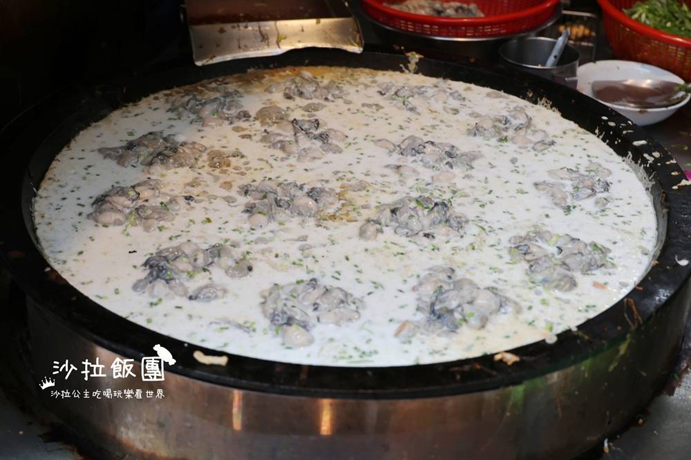 在地人吃的蚵仔煎，兩口鍋齊開還是等！