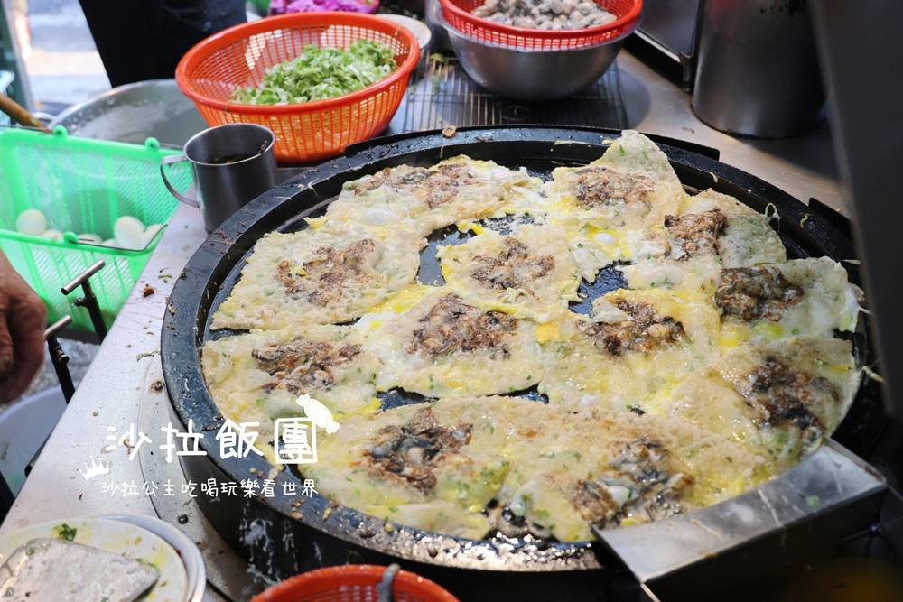 在地人吃的蚵仔煎，兩口鍋齊開還是等！