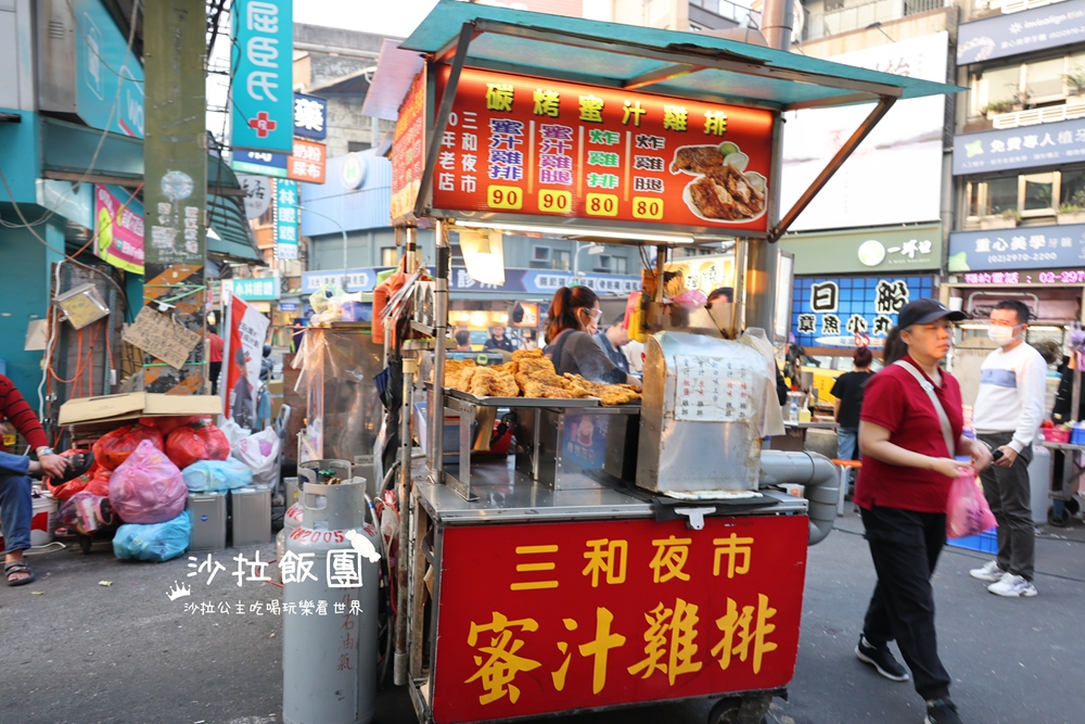 堆成肉山的超狂雞排，先炸後烤香氣十足