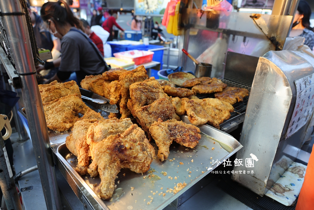 堆成肉山的超狂雞排，先炸後烤香氣十足