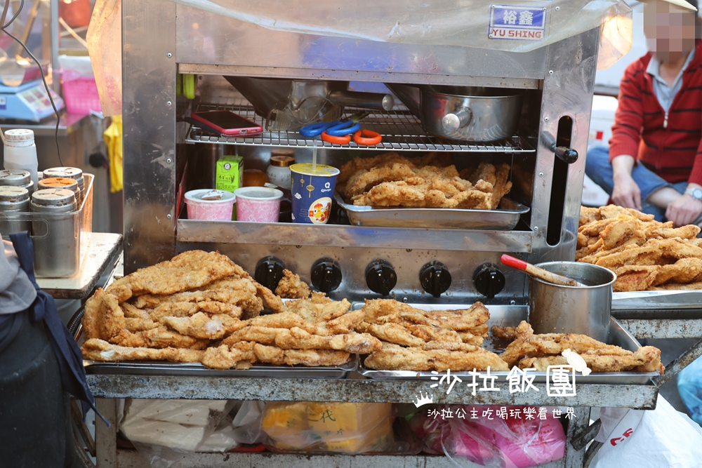 堆成肉山的超狂雞排，先炸後烤香氣十足
