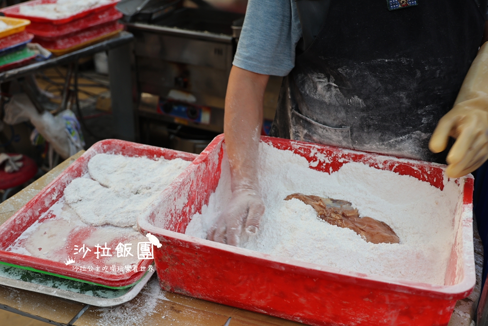 堆成肉山的超狂雞排，先炸後烤香氣十足