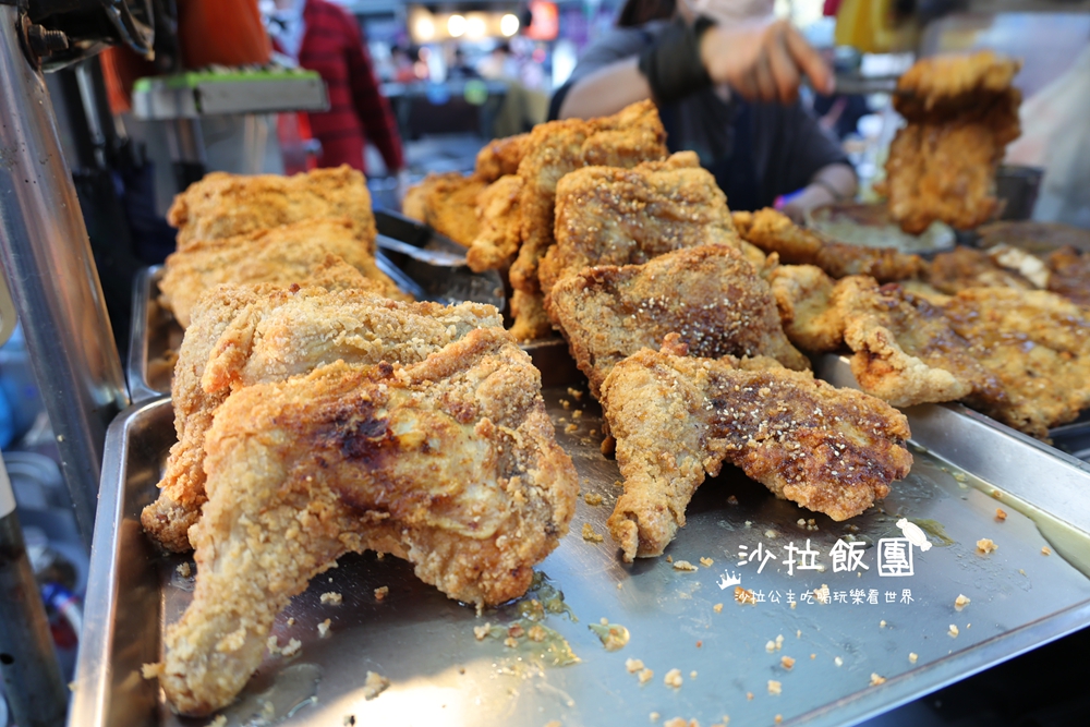 堆成肉山的超狂雞排，先炸後烤香氣十足