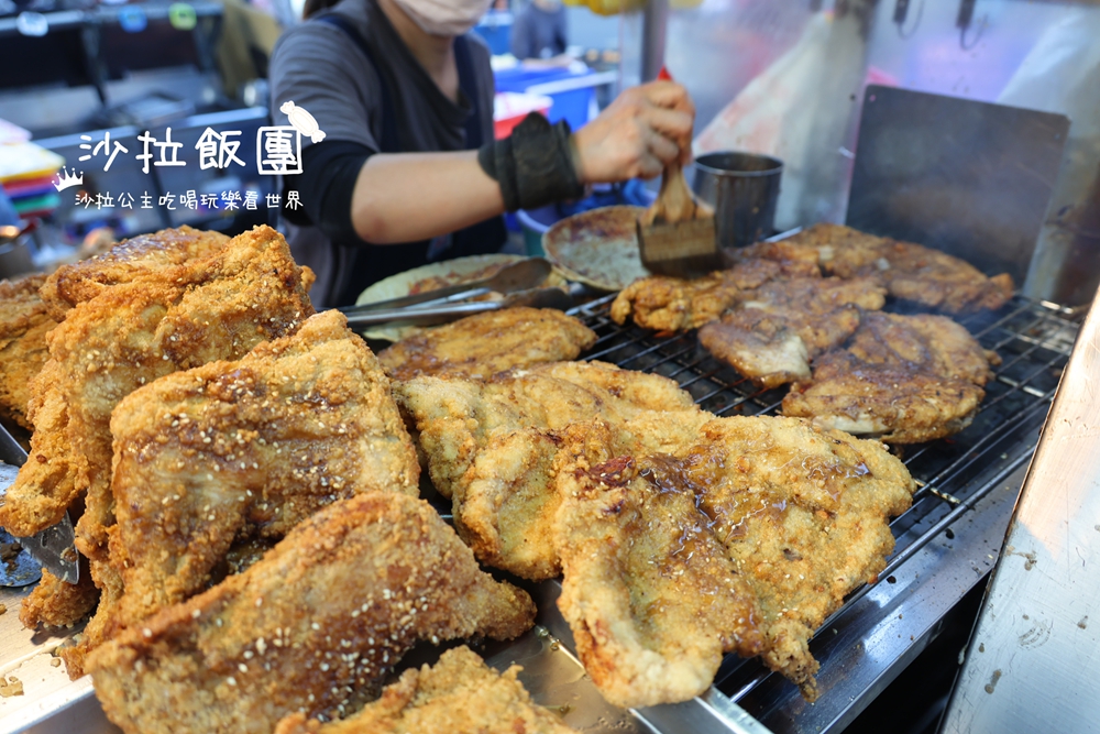 堆成肉山的超狂雞排，先炸後烤香氣十足