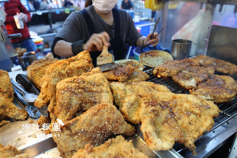 堆成肉山的超狂雞排，先炸後烤香氣十足
