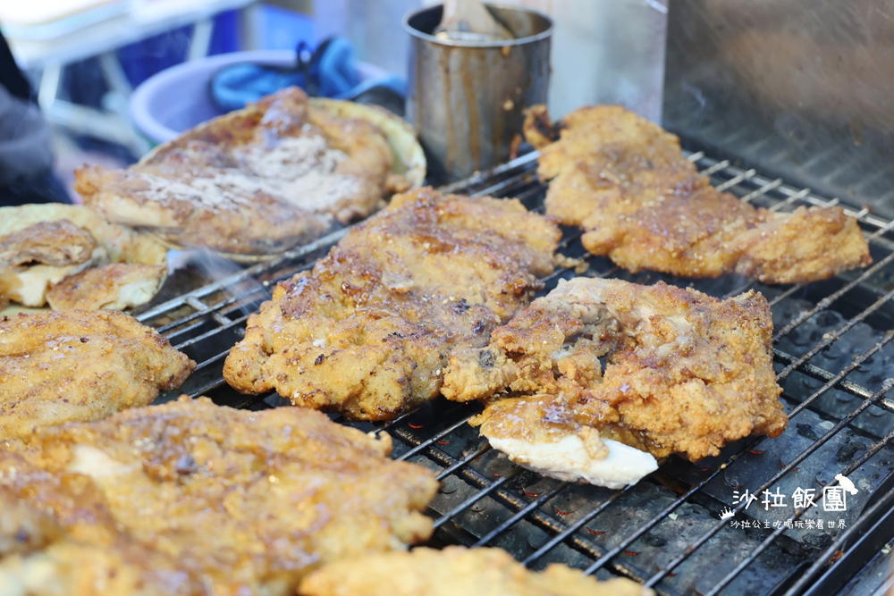 堆成肉山的超狂雞排，先炸後烤香氣十足
