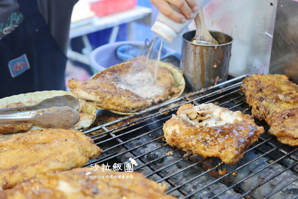 堆成肉山的超狂雞排，先炸後烤香氣十足