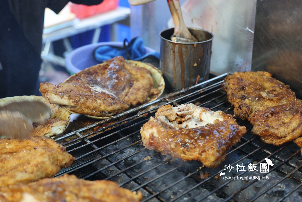 堆成肉山的超狂雞排，先炸後烤香氣十足