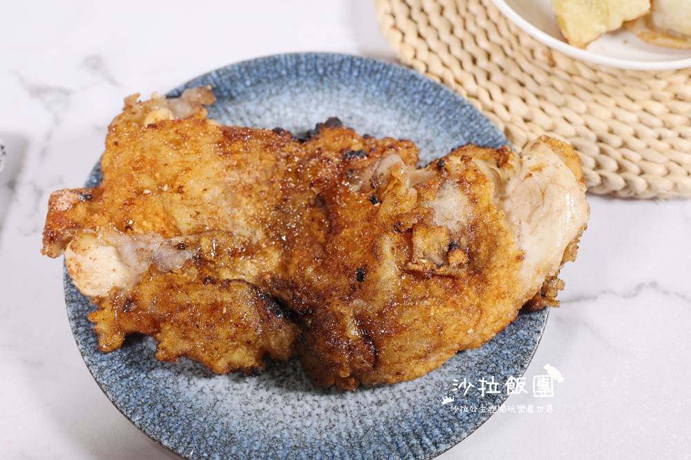 堆成肉山的超狂雞排，先炸後烤香氣十足