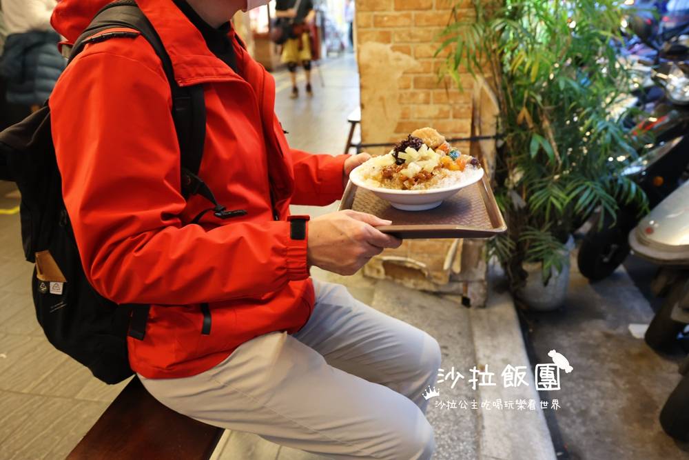 排隊甜品名店！古早味黑糖燒麻糬、料滿滿八寶冰