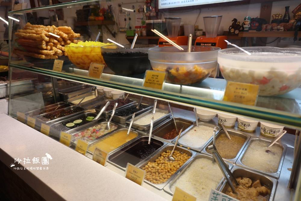 排隊甜品名店！古早味黑糖燒麻糬、料滿滿八寶冰