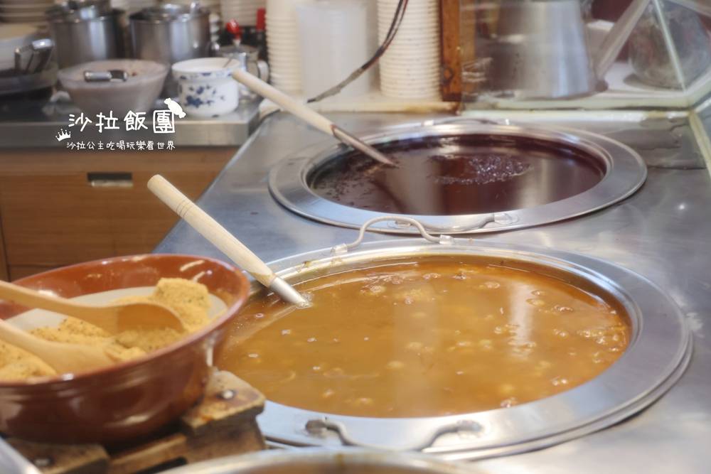 排隊甜品名店！古早味黑糖燒麻糬、料滿滿八寶冰