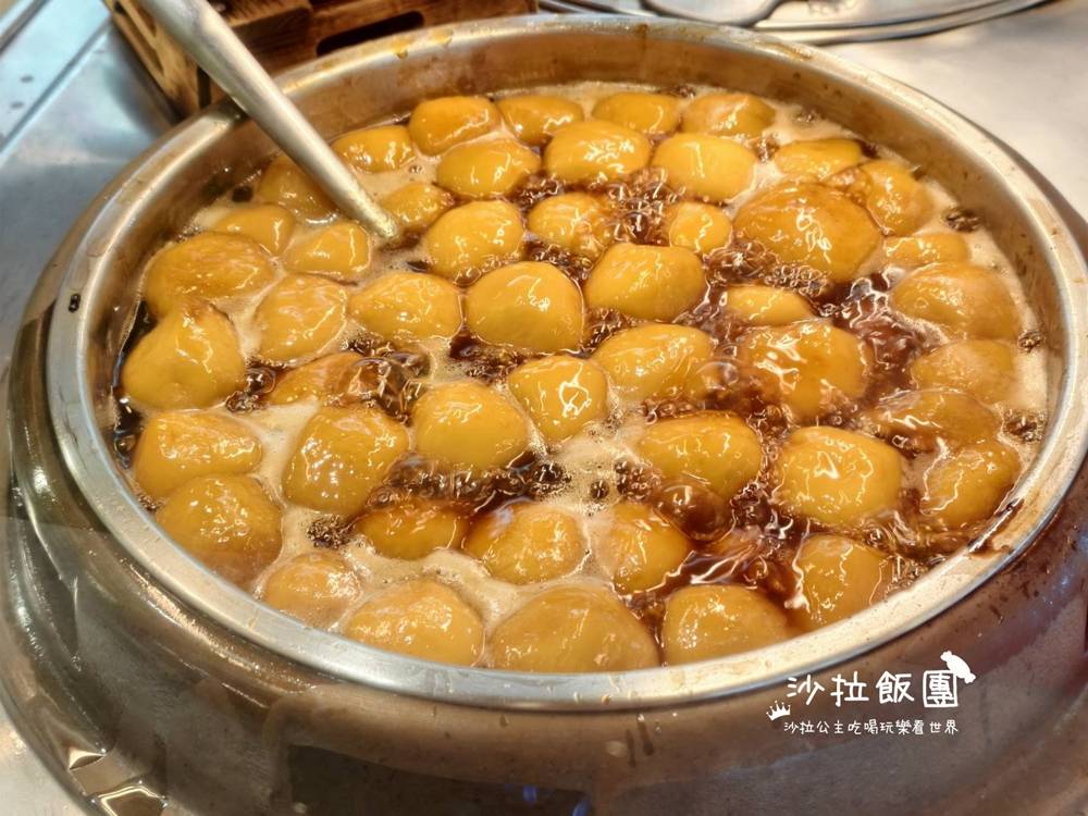 排隊甜品名店！古早味黑糖燒麻糬、料滿滿八寶冰