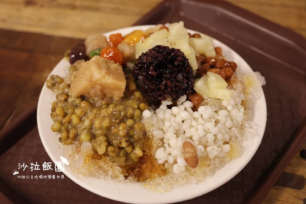 排隊甜品名店！古早味黑糖燒麻糬、料滿滿八寶冰