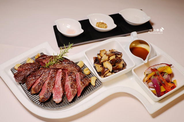 台北必吃牛排，營造郵輪船艙地中海藍白風格，好吃的頂級牛排