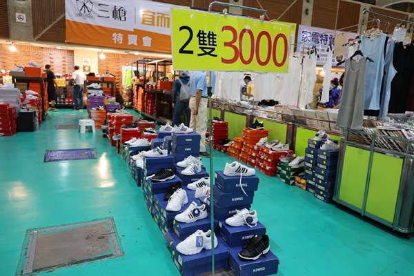 【雙北最大台灣廠拍】tokuyo按摩椅、夏普、名牌運動鞋、伊蕾服飾 76 【雙北最大台灣廠拍】tokuyo按摩椅、夏普、名牌運動鞋、伊蕾服飾