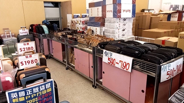 台中神岡行李箱特賣會,工廠直營廠拍,最低990元起、前開式行李箱、胖胖箱、包包 28 台中神岡行李箱特賣會,工廠直營廠拍,最低990元起、前開式行李箱、胖胖箱、包包