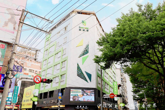 台中逢甲住宿.背包客『葉綠宿旅館』親子.小資.陪睡服務.13米高植生牆