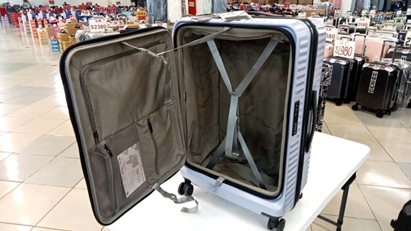 桃園龍潭渴望會館行李箱特賣會，行李箱最低990元起，有胖胖箱、前開式行李箱