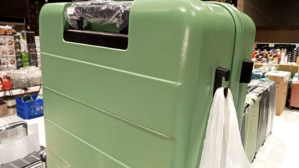 桃園龍潭渴望會館行李箱特賣會，行李箱最低990元起，有胖胖箱、前開式行李箱