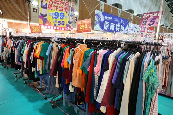 【雙北最大台灣廠拍】tokuyo按摩椅、夏普、名牌運動鞋、伊蕾服飾 116 【雙北最大台灣廠拍】tokuyo按摩椅、夏普、名牌運動鞋、伊蕾服飾