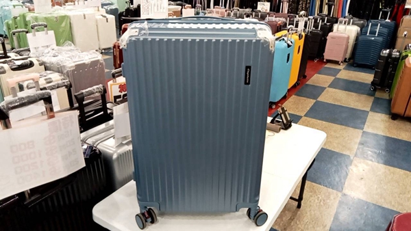 桃園龍潭渴望會館行李箱特賣會，行李箱最低990元起，有胖胖箱、前開式行李箱