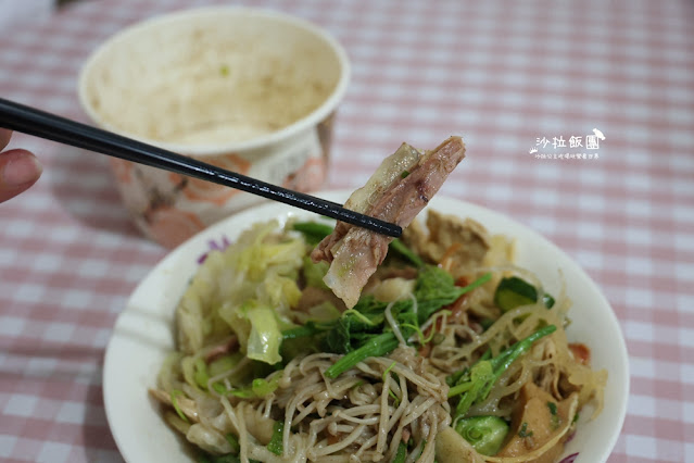 宜蘭東門夜市『雞老爺鹹水雞』任你裝到滿只要85元，滿滿一碗CP值超高