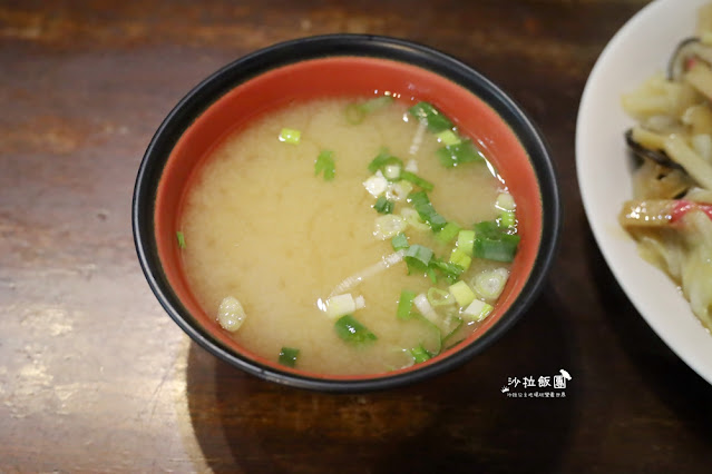 萬華美食巨無霸鮭魚握壽司『三味食堂』手掌大CP值超高 11 萬華美食巨無霸鮭魚握壽司『三味食堂』手掌大CP值超高