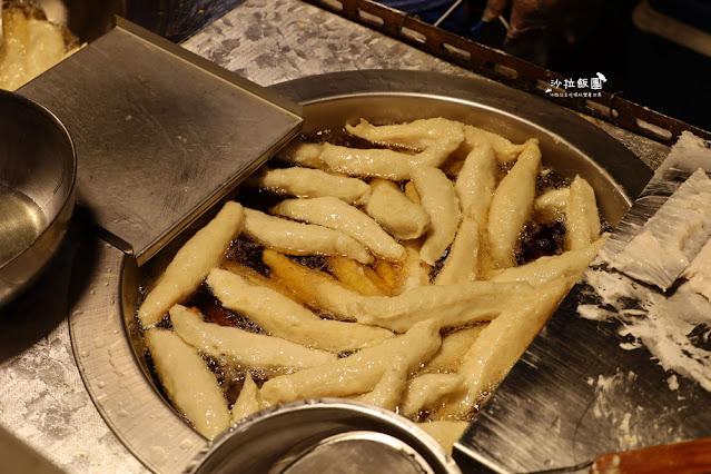 冬山夜市超人氣排隊美食『94旗魚黑輪』5種口味任選