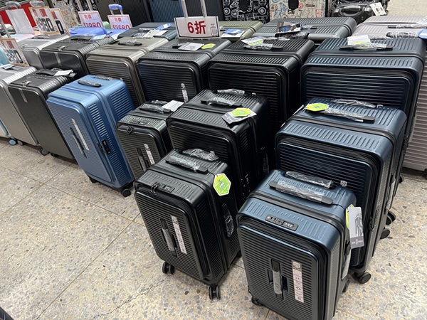 高雄鳳山行李箱特賣會,工廠直營廠拍,行李箱990元起,把握時間 11 高雄鳳山行李箱特賣會,工廠直營廠拍,行李箱990元起,把握時間