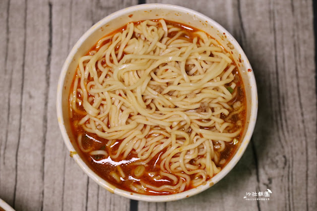 士林巷弄道地川味麵食『川鋪子28號』重慶小麵、麻辣牛肉麵，辣得過癮