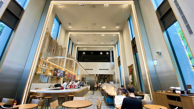 全台第一間進駐飯店的『星巴克(時代寓所門市)』銅面圓管線條打造藝術中島吧檯