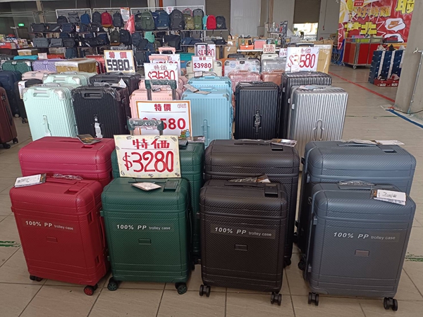 台中豐原行李箱特賣會,工廠直營廠拍990元起,包包、公事包通通有 31 台中豐原行李箱特賣會,工廠直營廠拍990元起,包包、公事包通通有