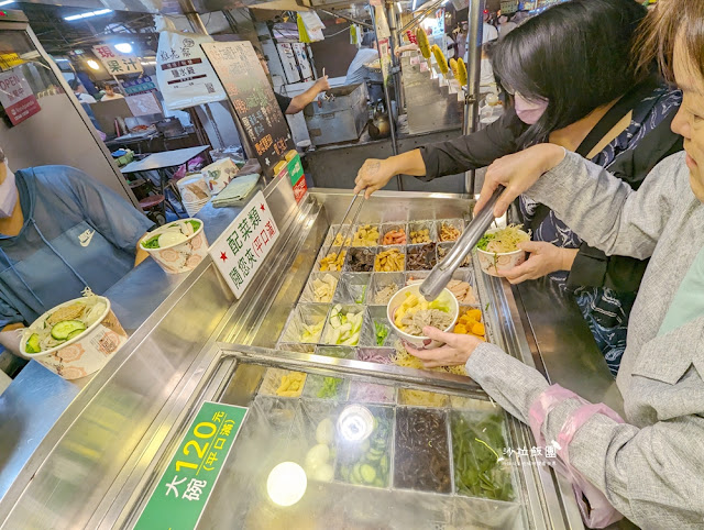 宜蘭東門夜市『雞老爺鹹水雞』任你裝到滿只要85元，滿滿一碗CP值超高