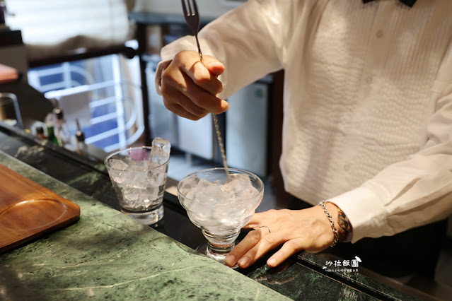 台北必吃牛排，營造郵輪船艙地中海藍白風格，好吃的頂級牛排