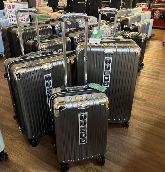 高雄楠梓行李箱特賣會,工廠直營廠拍最低990元起,胖胖箱、前開式行李箱、登機箱、包包通通有 16 高雄楠梓行李箱特賣會,工廠直營廠拍最低990元起,胖胖箱、前開式行李箱、登機箱、包包通通有