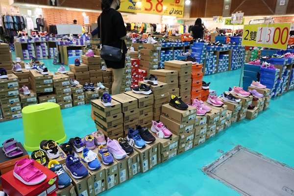 【雙北最大台灣廠拍】tokuyo按摩椅、夏普、名牌運動鞋、伊蕾服飾 71 【雙北最大台灣廠拍】tokuyo按摩椅、夏普、名牌運動鞋、伊蕾服飾