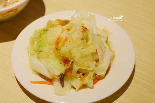 嘉義火雞肉飯『嘉義噴水雞肉飯中山店』稱霸70年的火雞肉飯,早餐就能吃 20 嘉義火雞肉飯『嘉義噴水雞肉飯中山店』稱霸70年的火雞肉飯,早餐就能吃