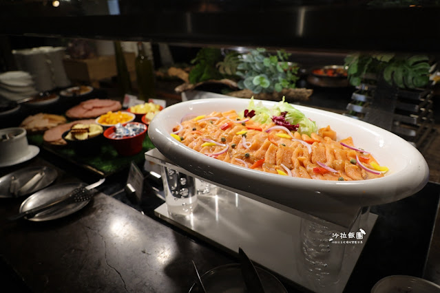 板橋吃到飽『悅市集全日餐廳』身份證字號包含「5、2、8」其中兩個數字，即享全桌85折優惠