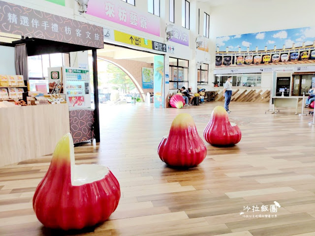 『枋寮車站』座椅有蓮霧造型設計，襯托出本鄉的農業特色