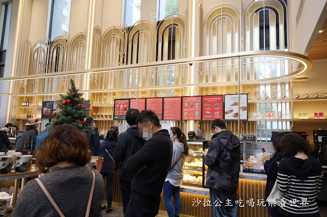 全台第一間進駐飯店的『星巴克(時代寓所門市)』銅面圓管線條打造藝術中島吧檯 2 全台第一間進駐飯店的『星巴克(時代寓所門市)』銅面圓管線條打造藝術中島吧檯