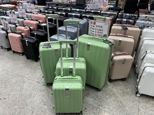 高雄鳳山行李箱特賣會,工廠直營廠拍,行李箱990元起,把握時間 5 高雄鳳山行李箱特賣會,工廠直營廠拍,行李箱990元起,把握時間