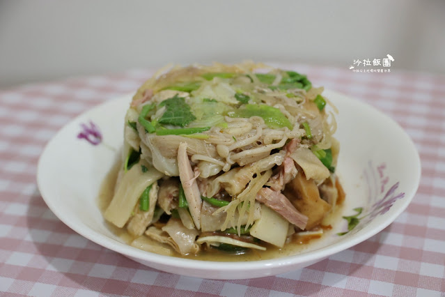 宜蘭東門夜市『雞老爺鹹水雞』任你裝到滿只要85元，滿滿一碗CP值超高