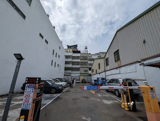 逢甲浮誇系美食必點101海鮮塔『8德司創意餐館逢甲店』宵夜也可以吃到 3 逢甲浮誇系美食必點101海鮮塔『8德司創意餐館逢甲店』宵夜也可以吃到