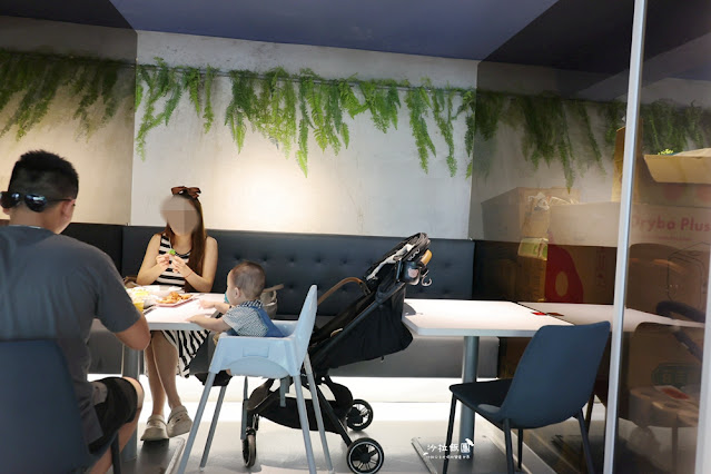 烏來景觀餐廳『瀑布3號』離瀑布最近的距離、兒童遊戲區 4 烏來景觀餐廳『瀑布3號』離瀑布最近的距離、兒童遊戲區