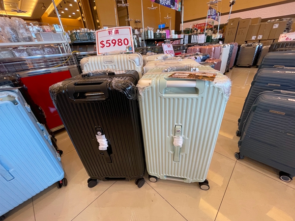 桃園龍潭渴望會館行李箱特賣會，行李箱最低990元起，有胖胖箱、前開式行李箱