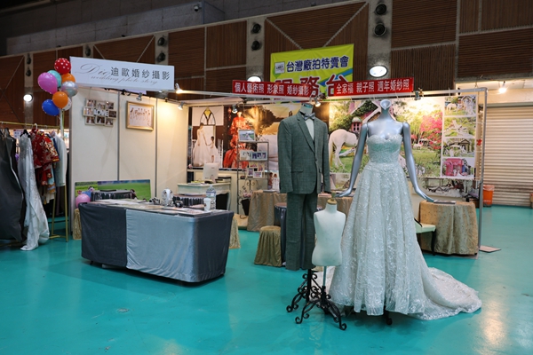 【雙北最大台灣廠拍】tokuyo按摩椅、夏普、名牌運動鞋、伊蕾服飾 175 【雙北最大台灣廠拍】tokuyo按摩椅、夏普、名牌運動鞋、伊蕾服飾